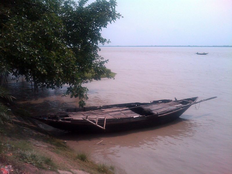 India Travel | Pictures: Lonely boat river ganga