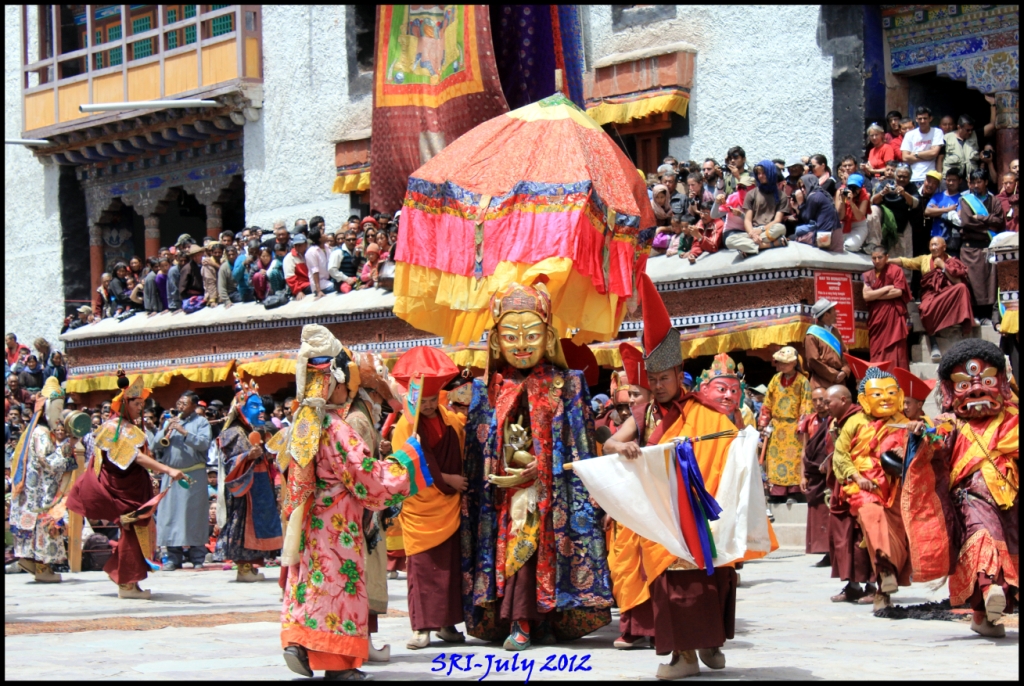 Индия самостоятельно. Ладакх Индия люди. Друкпа народ. Phulaich Festival Himachal. Инди культура сяоциньсинь.