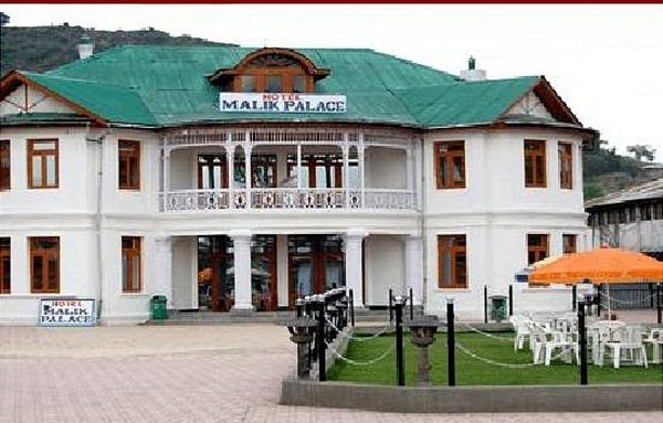 Srinagar hotels near Dal Lake pictorial presentation India Travel